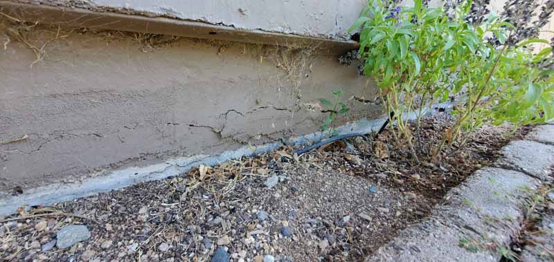 Horizontal cracks in stem wall foundations caused by steel expansion